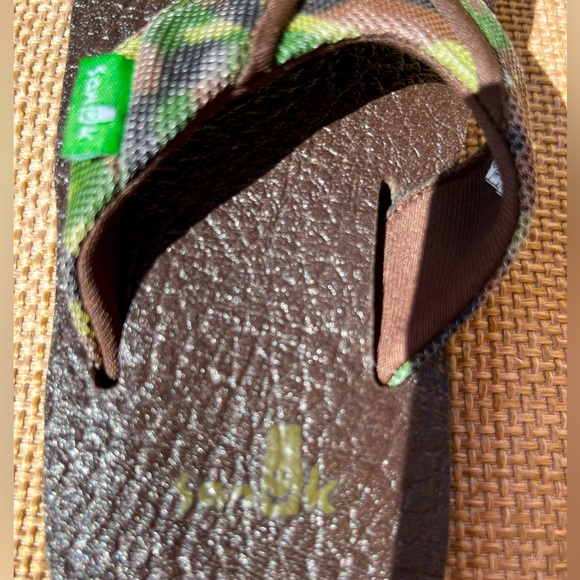 Sanuk Size 8/9 Camo Flip Flops - Picture 5 of 5